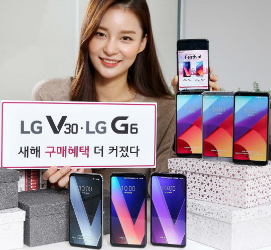 LG전자는 1일부터 다음달 말까지 LG V30나 LG G6 등 프리미엄 스마트폰을 구매한 고객 중 추첨해 1000명에 1억6000만원 상당의 경품을 제공한다. 1일 모델이 여의도 LG트윈타워에서 스마트폰 프로모션  '굿 체인지 굿 찬스(Good Change Good Chance) 페스티벌'을 소개하고 있다.  <LG전자 제공>